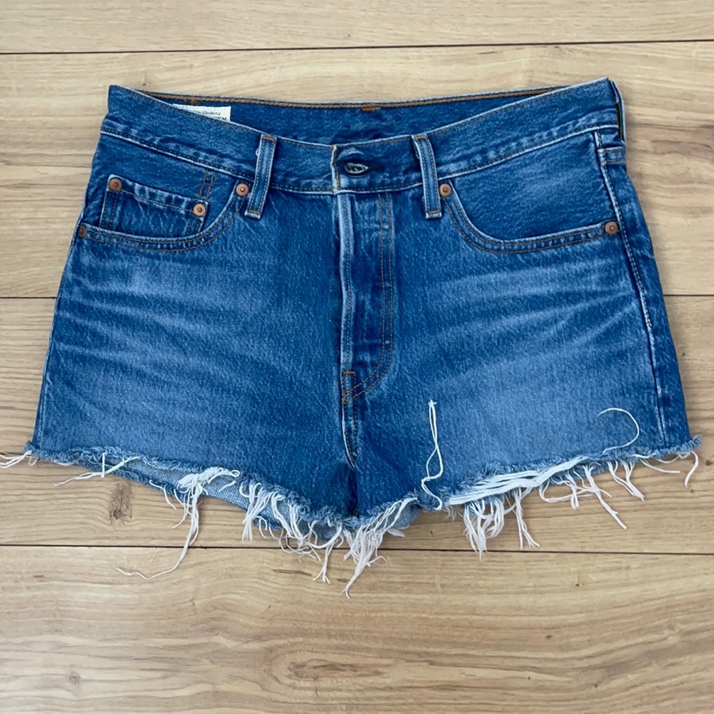 BNWOT Levi’s 501 cutoff short